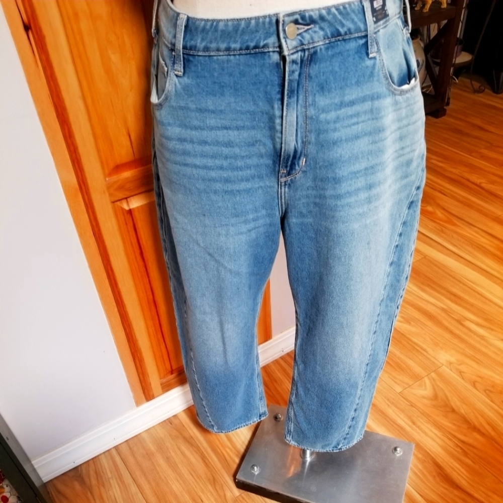 Hollister Barrel Jeans Size 19 (34 waist) New With Tags.